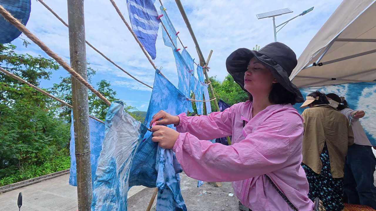 4k少数民族蜡染  户外晾晒蜡染