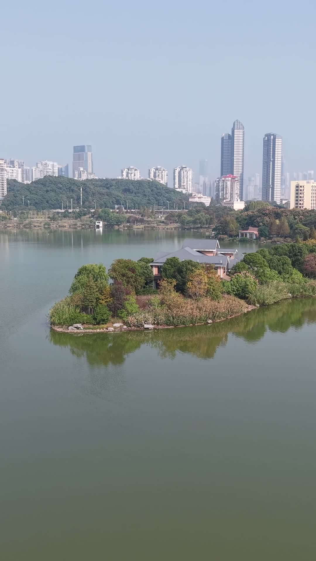 湖畔小岛与都市风光