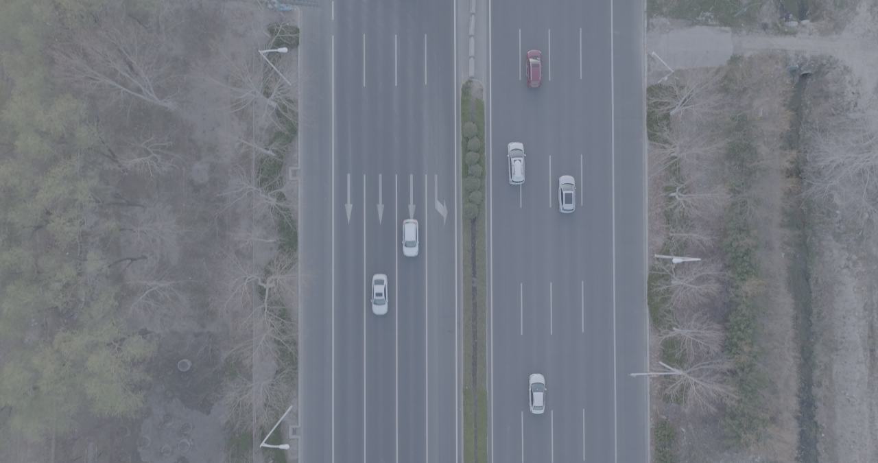 夕阳下的城市公路