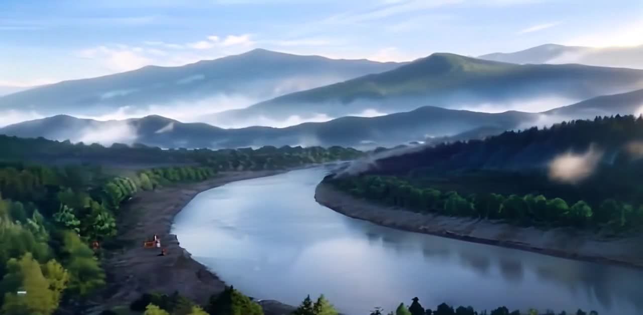 远山笼罩着淡淡的雾气，山脚下绿树成荫，一条河流蜿蜒