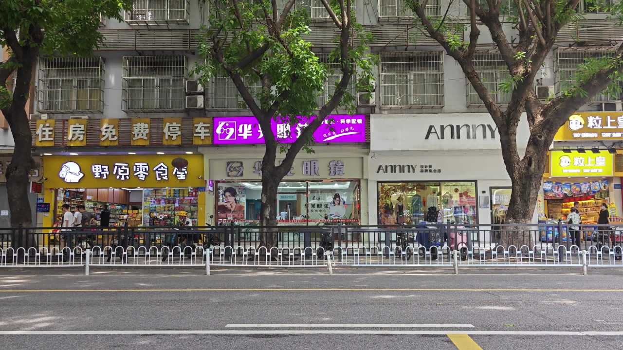 4K港湾路经过的公交车和电动车