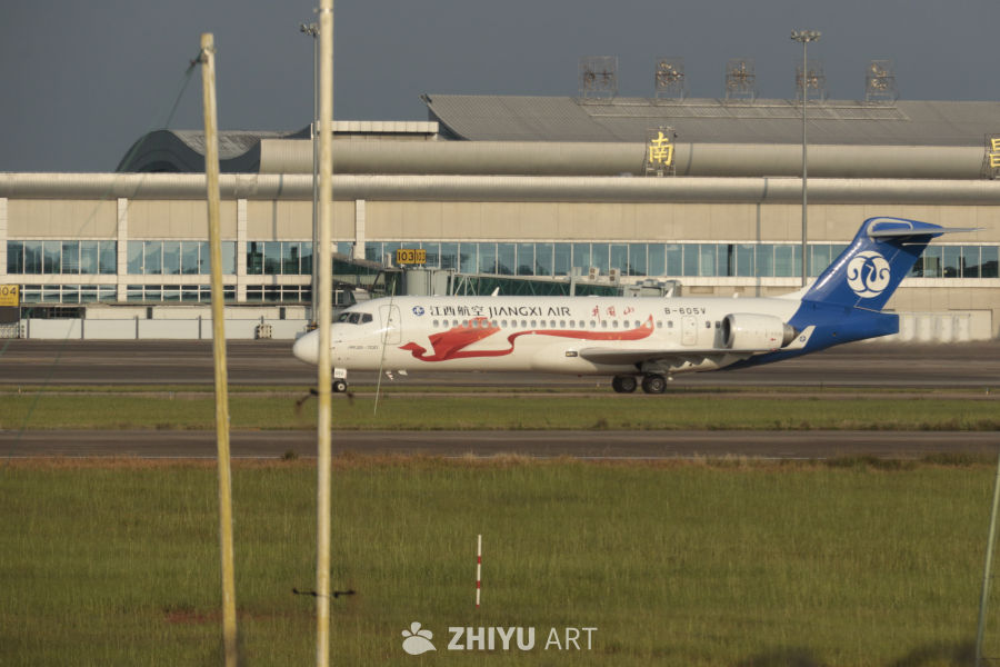 江西航空飞机在机场跑道上