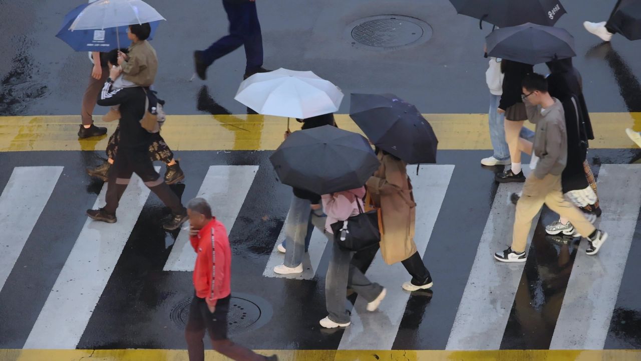 雨天城市街道路口人流 10