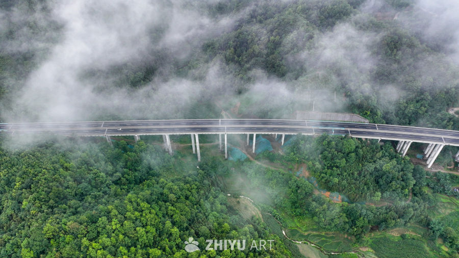 山间高速公路云雾缭绕 5