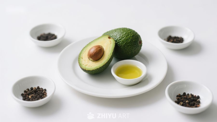 新鲜牛油果与调料的组合