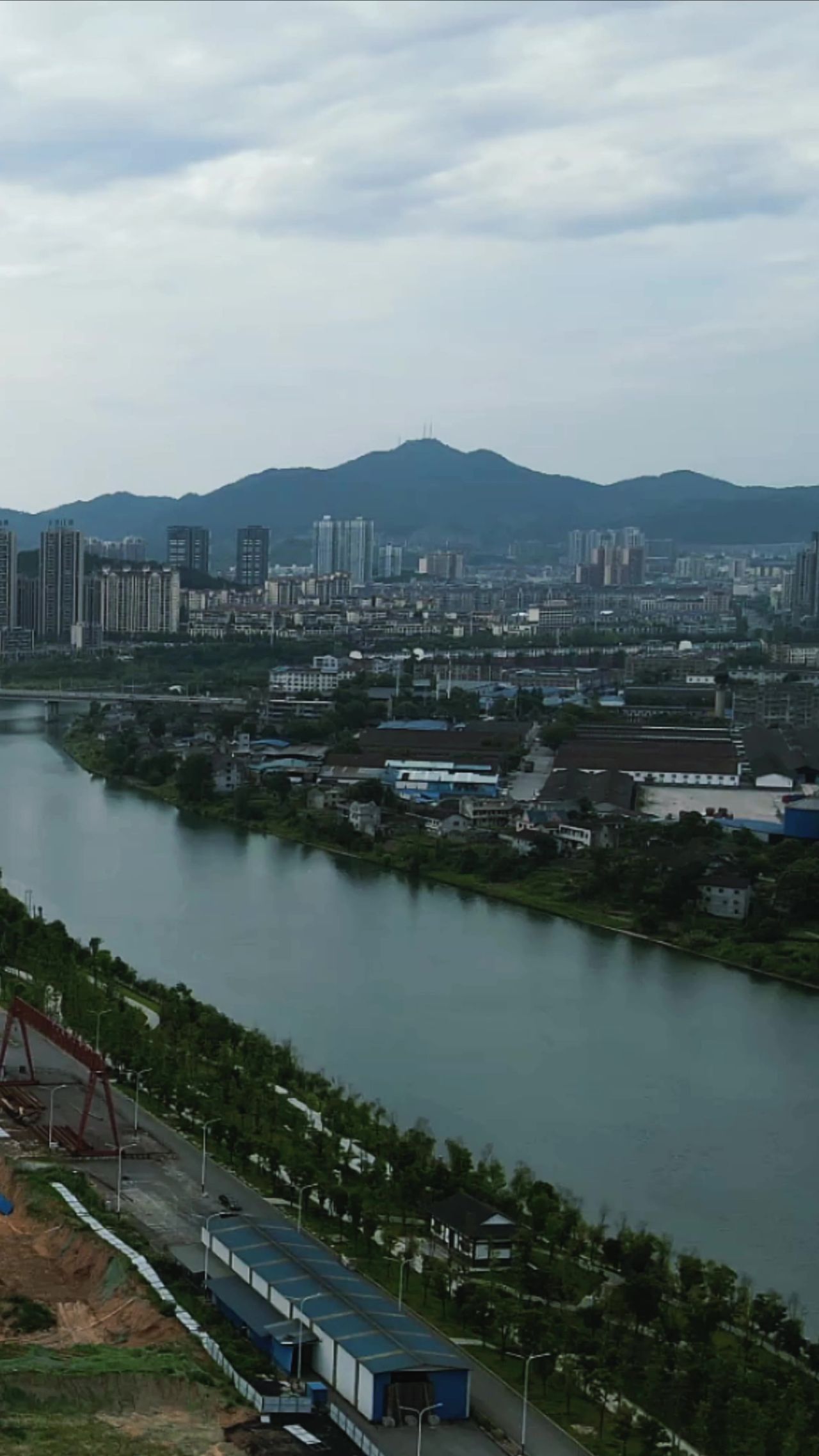 航拍城市房地产施工现场竖屏
