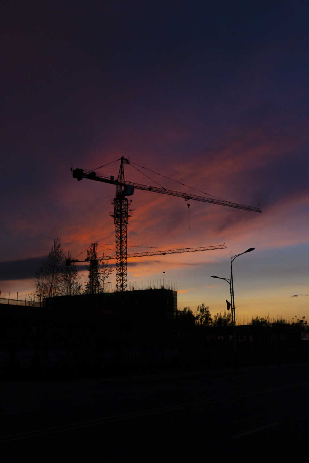 夕阳下的吊塔