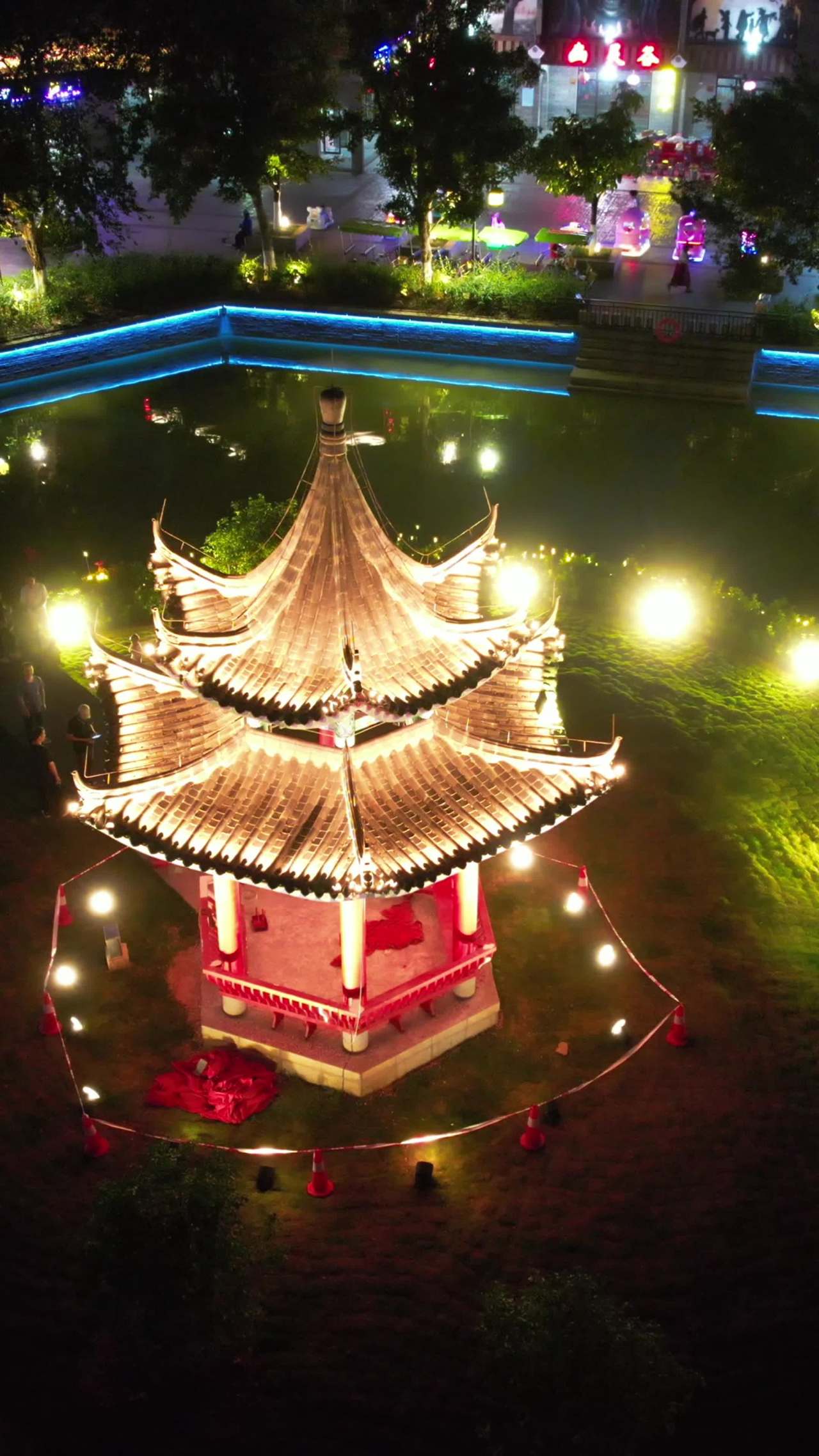 夜色中的古亭