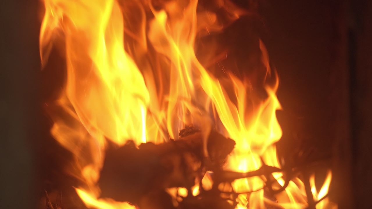 燃烧的木柴炭火 33
