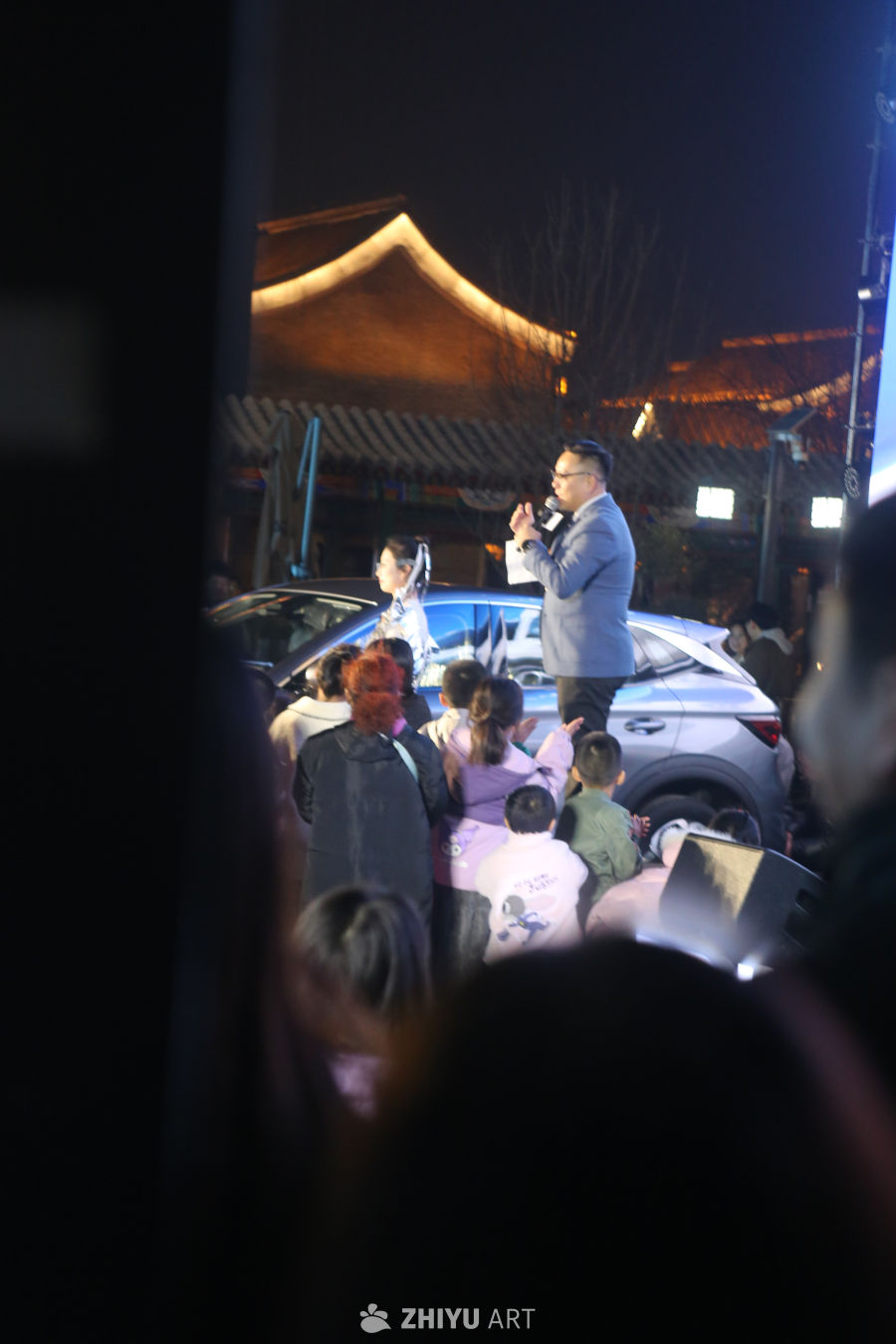 夜幕下的户外演讲