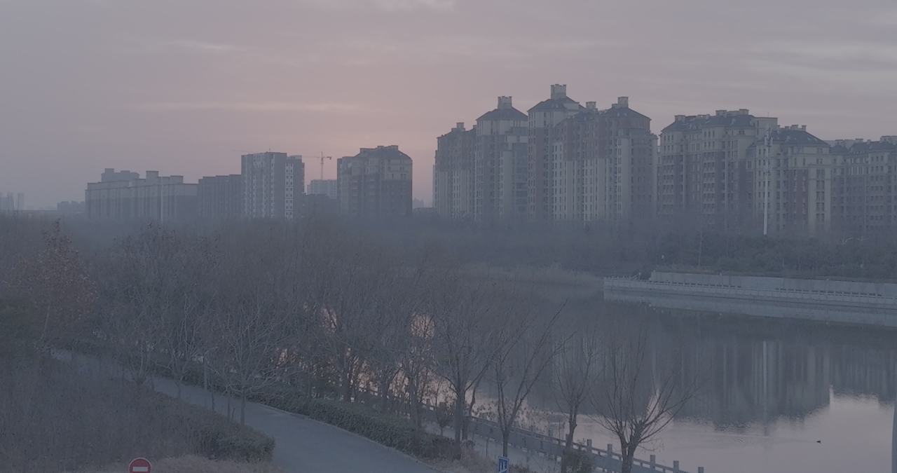 晨雾中的城市剪影