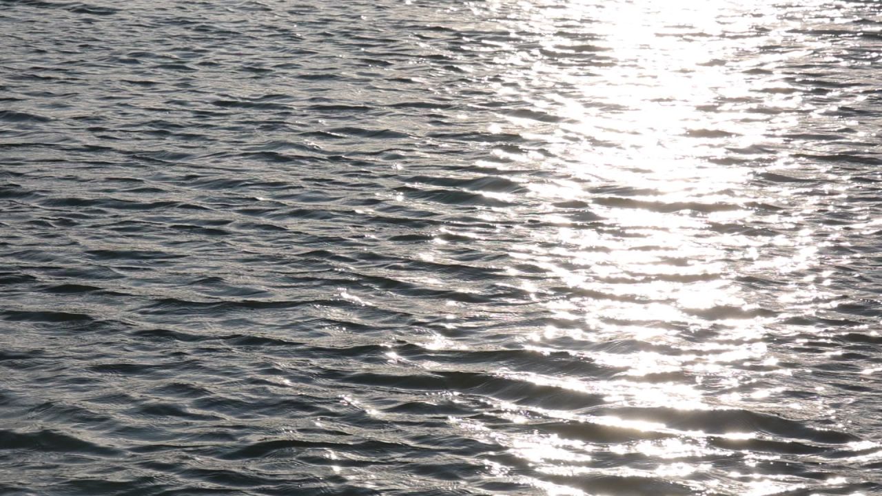 波光粼粼的湖面