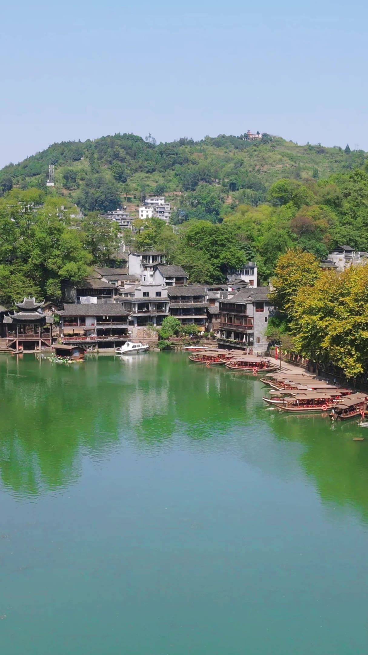 湖南凤凰古城沱江风景竖屏航拍 