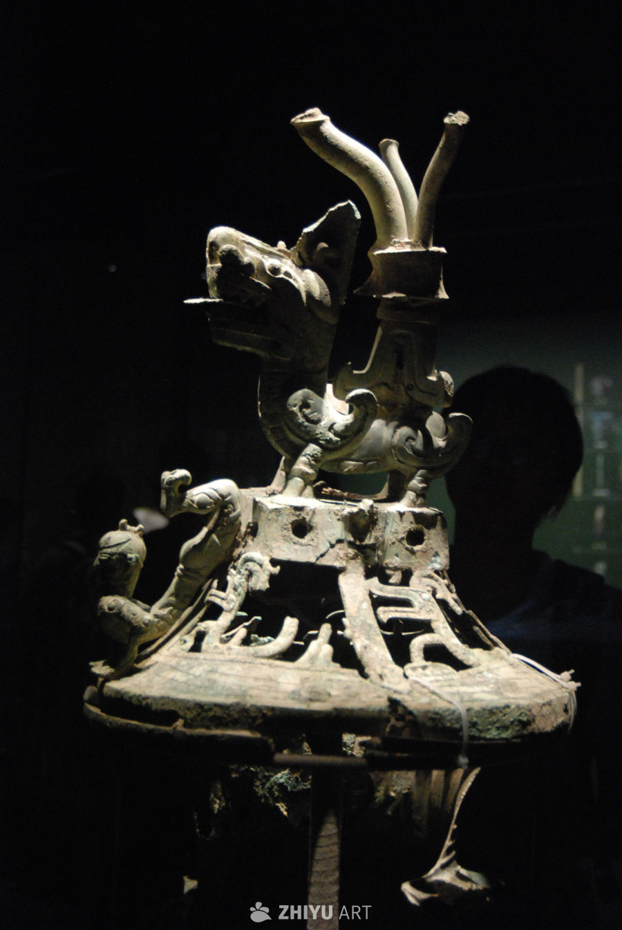 古青铜器龙形装饰特写