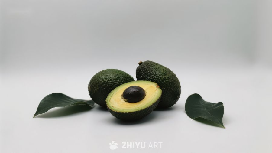 新鲜牛油果与叶片的静物展示