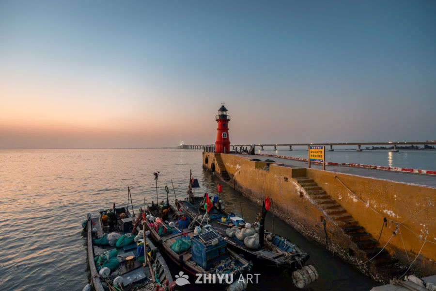 渔港夕阳：灯塔与渔船的静谧时光
