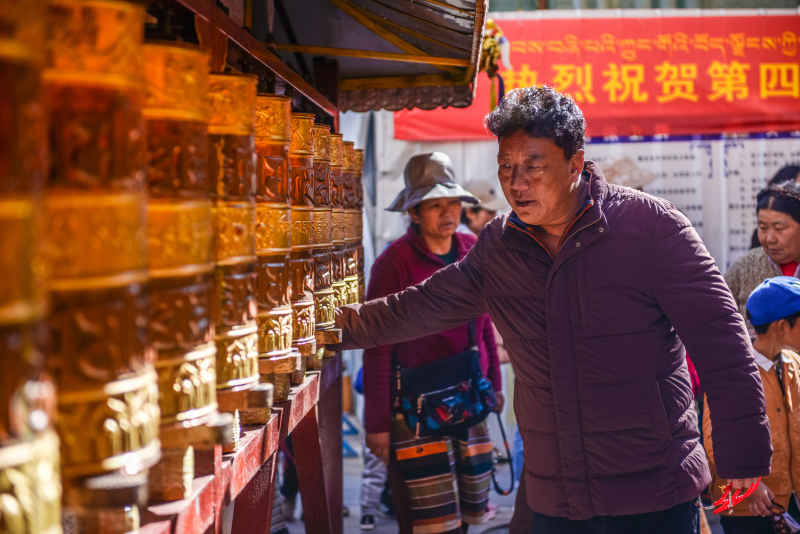 转经筒的信徒
