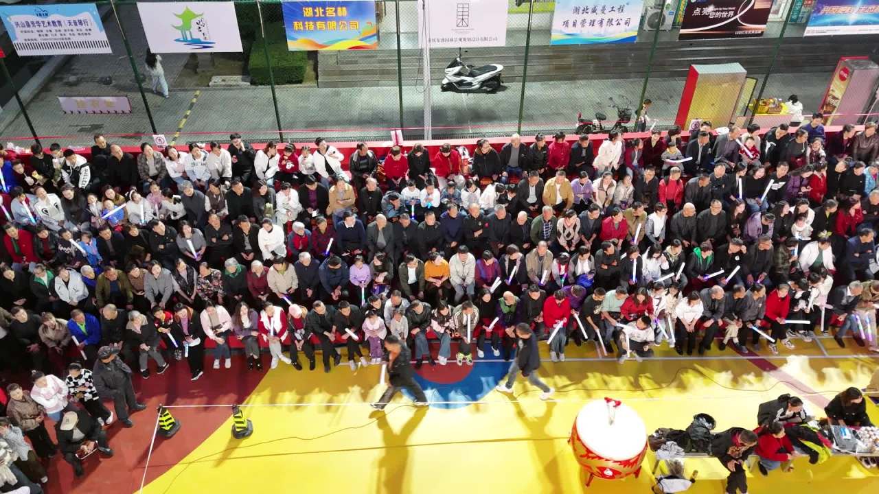 节日庆典现场：人群与大鼓