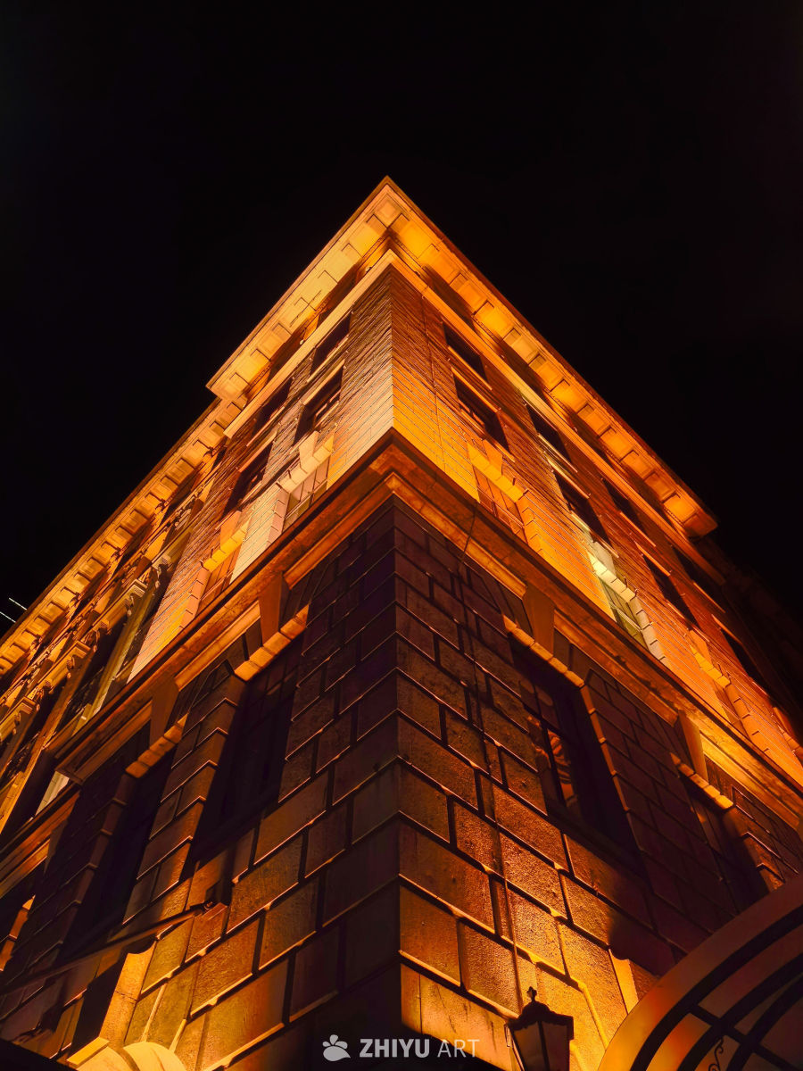 夜幕下的建筑棱角