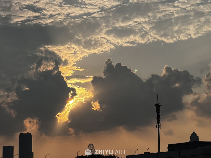 夕阳下的城市剪影