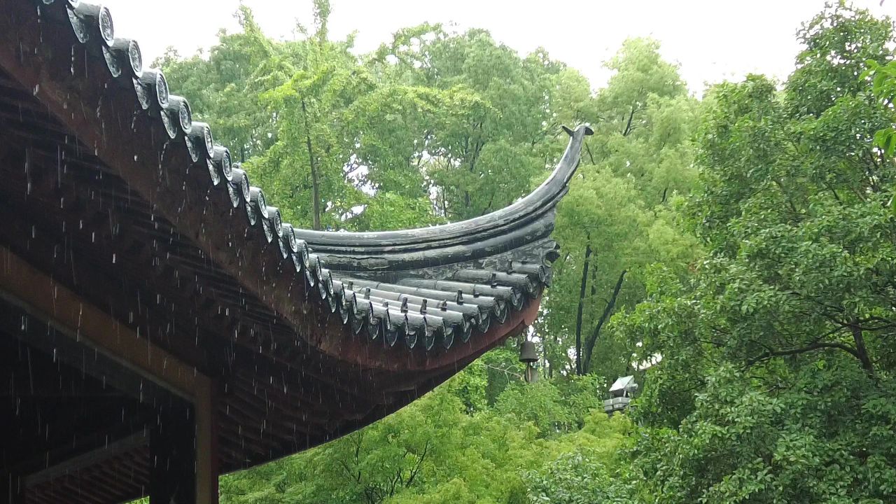  寺庙下雨素材苏州北寺塔实拍