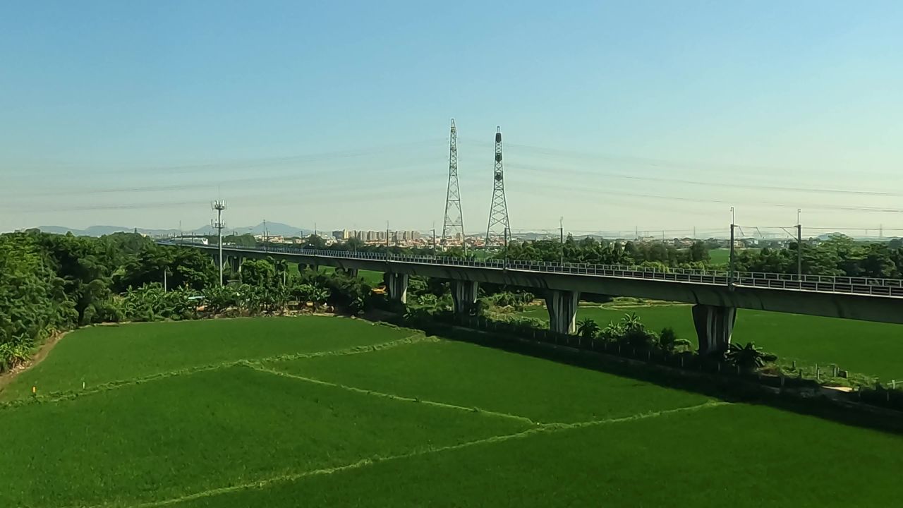 擦肩而过的列车