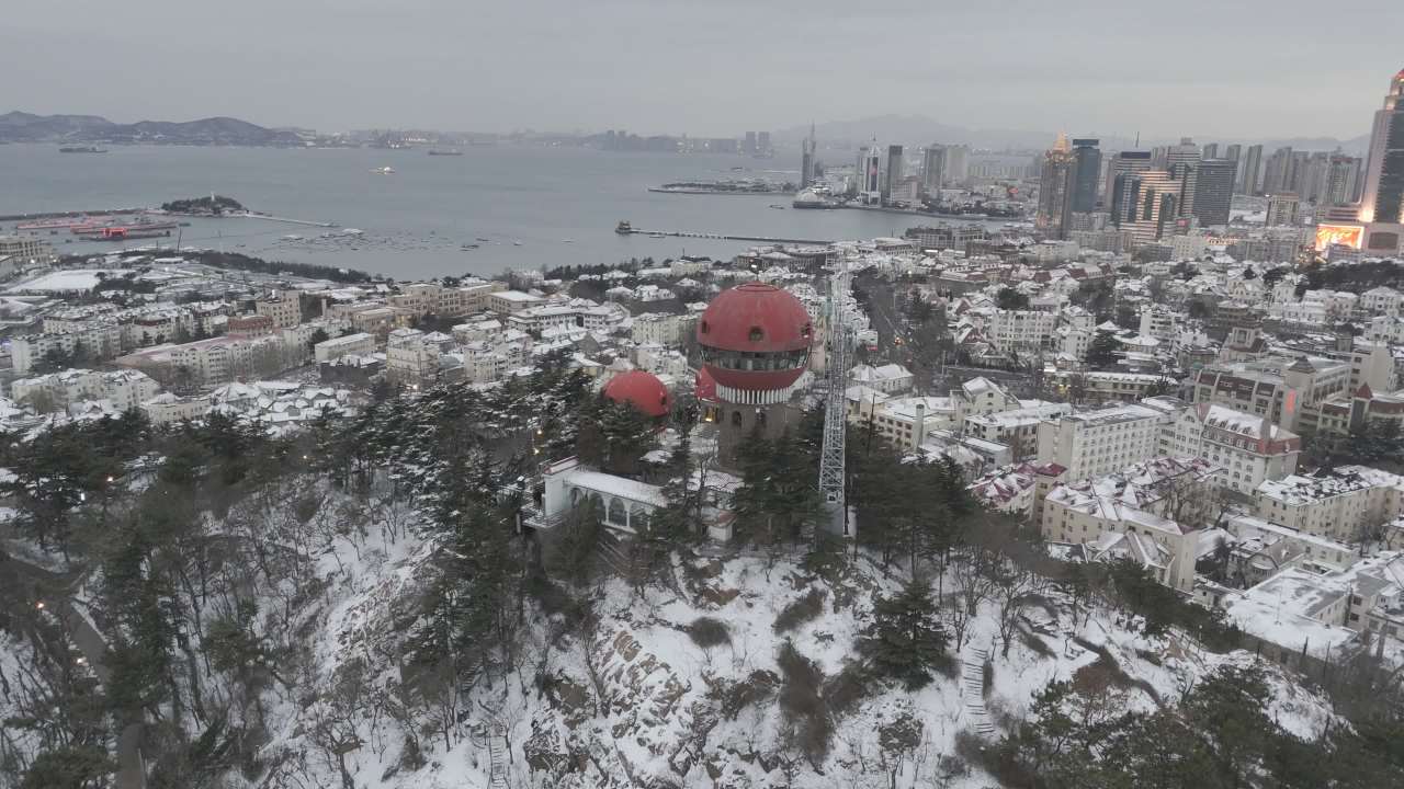 青岛老城区信号山海边雪景航拍 3