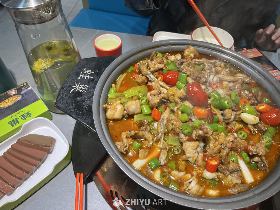 牛蛙砂锅配辣味小菜