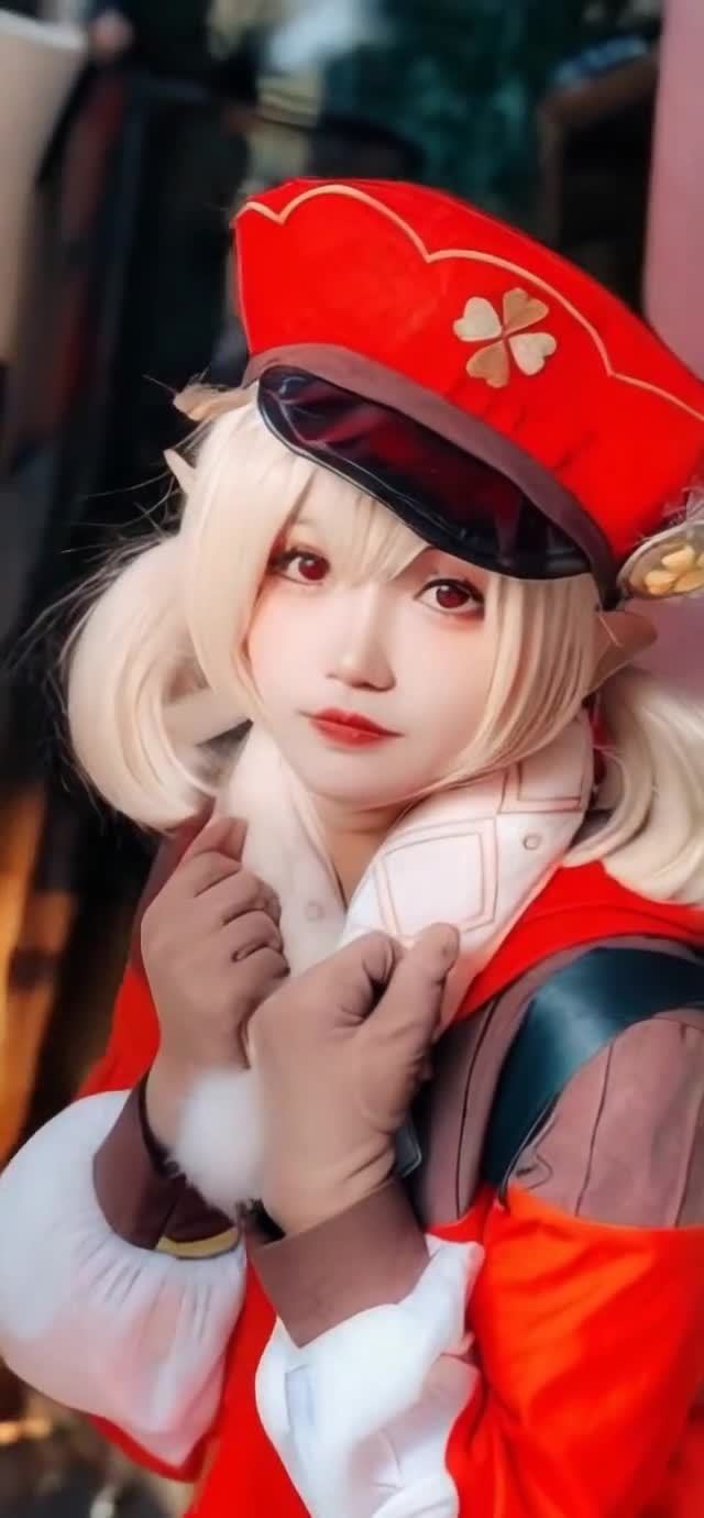一个人物穿着角色扮演服装，头戴一顶红色的帽子，帽子