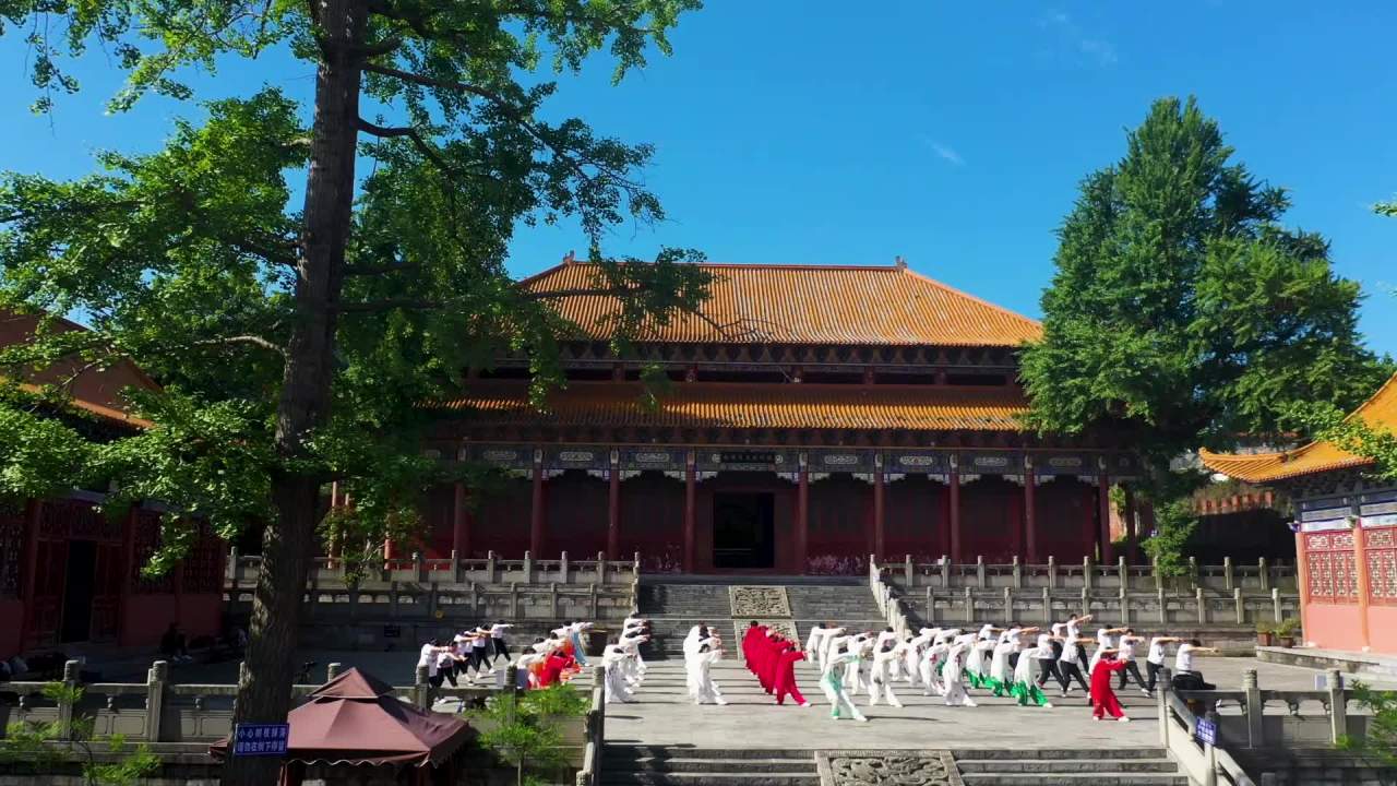 古建筑内老年人打太极 健身气功展演锻炼