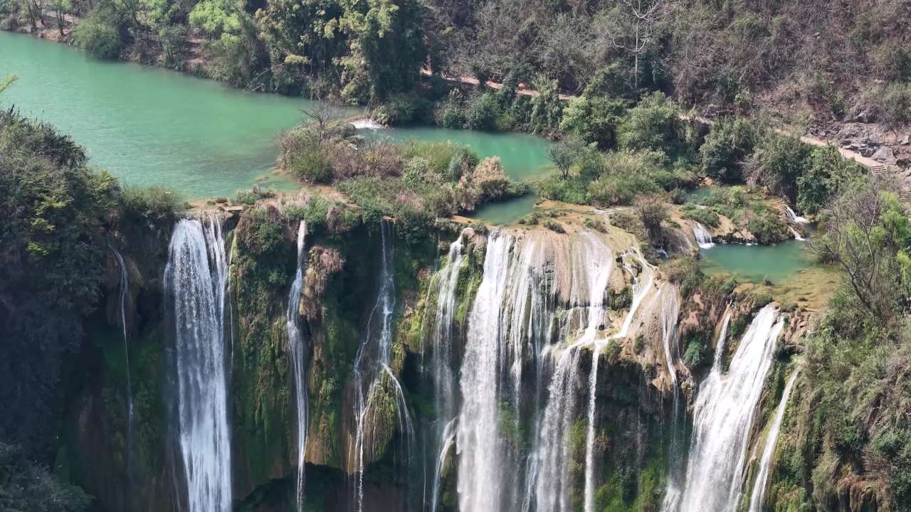 壮丽瀑布与绿意盎然