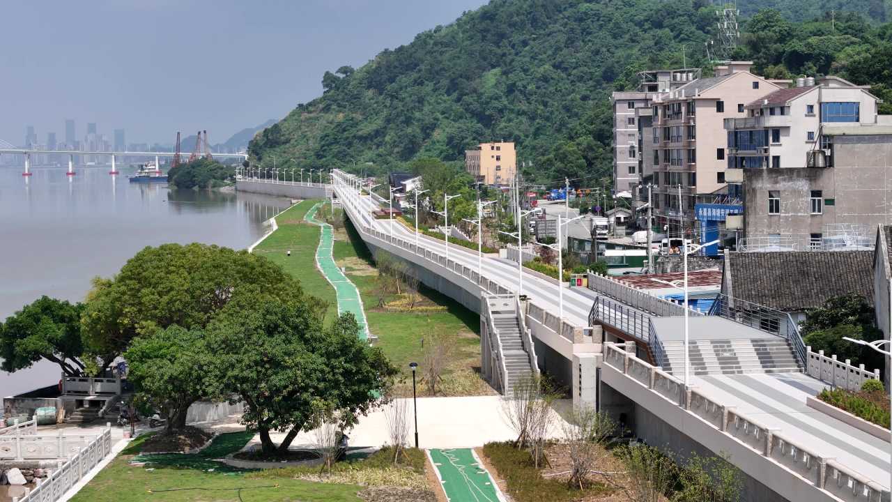 河畔绿道与城市风光