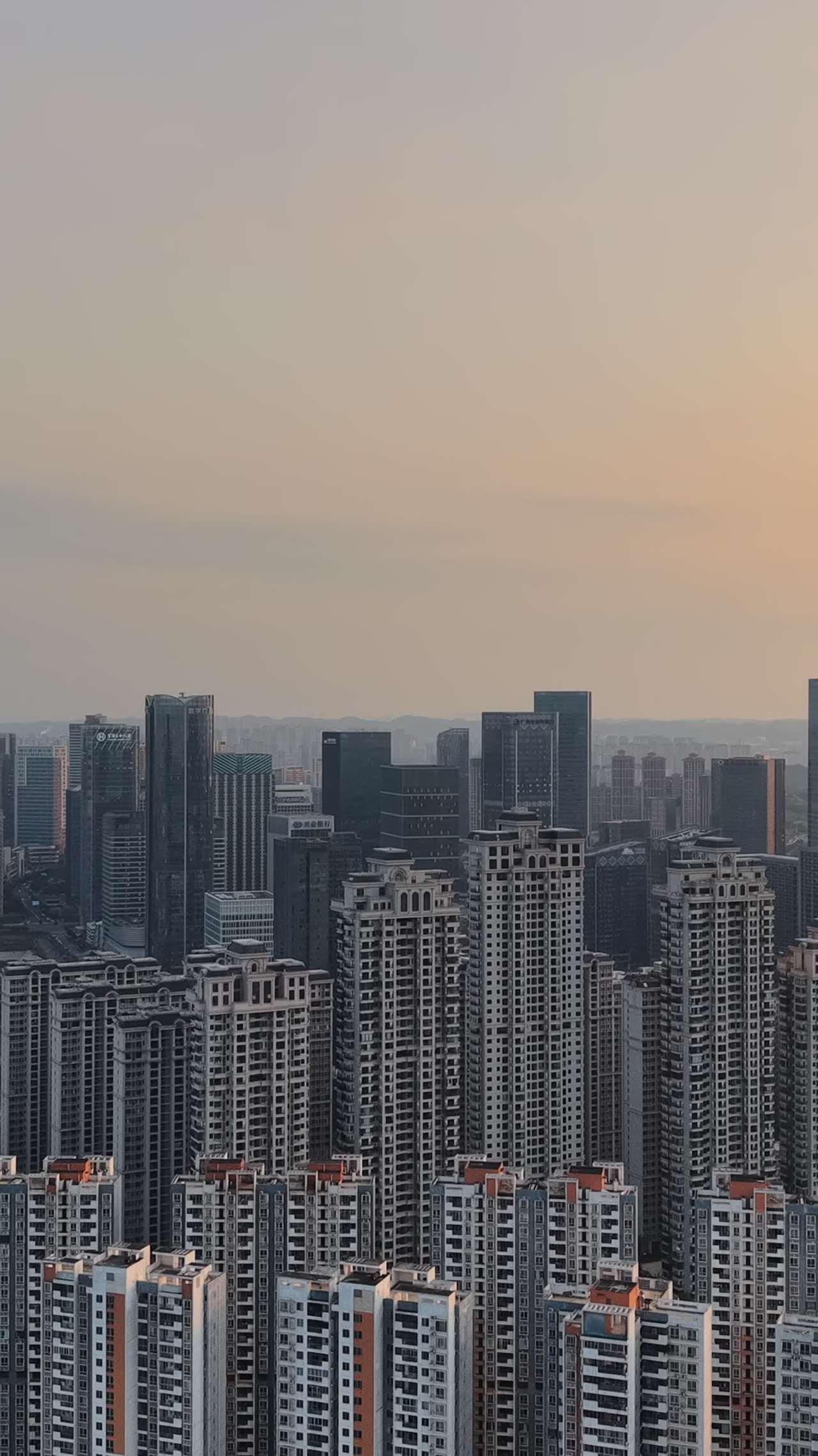 夕阳下的城市天际线