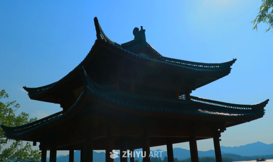 晴空之下，西湖中式凉亭剪影