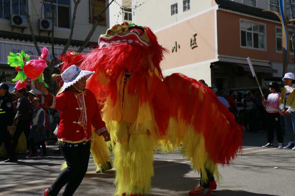 云南少数民族春节赶花街《女子舞狮》