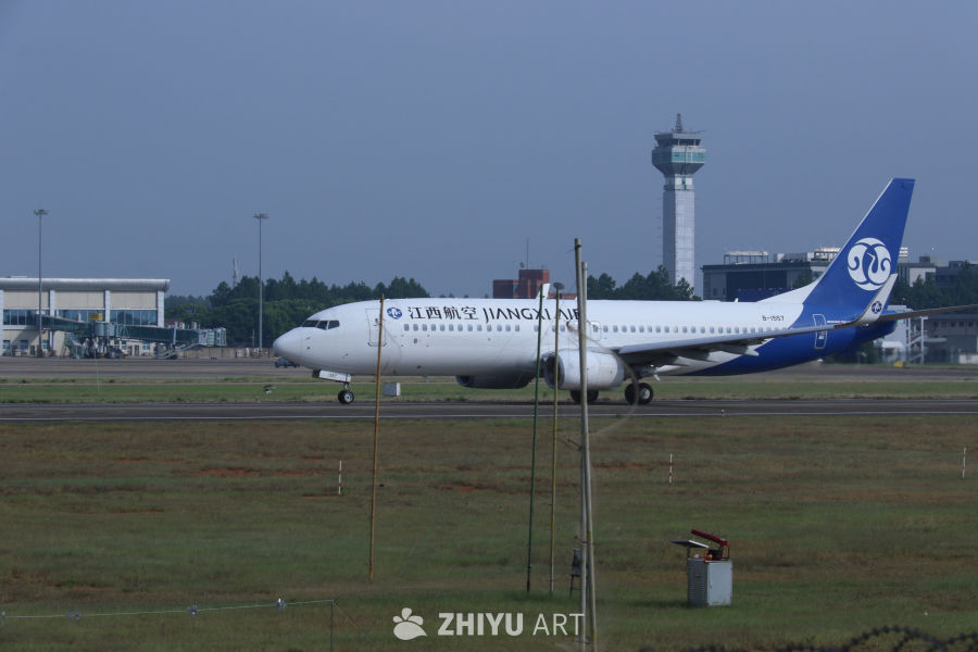 江西航空飞机在机场跑道上