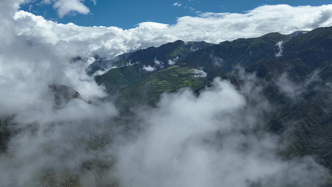 云端覆盖高山峡谷风景