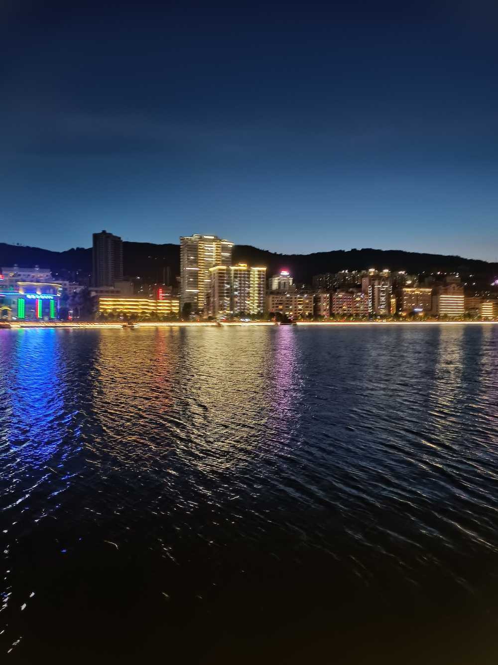 云南红河金湖夜景
