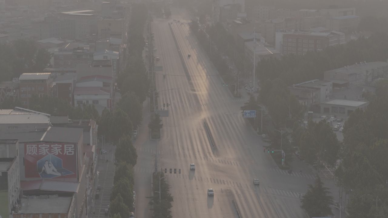 晨雾中的城市大道