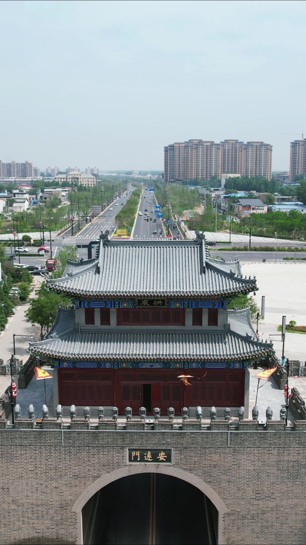 河南开封古城门竖屏航拍 