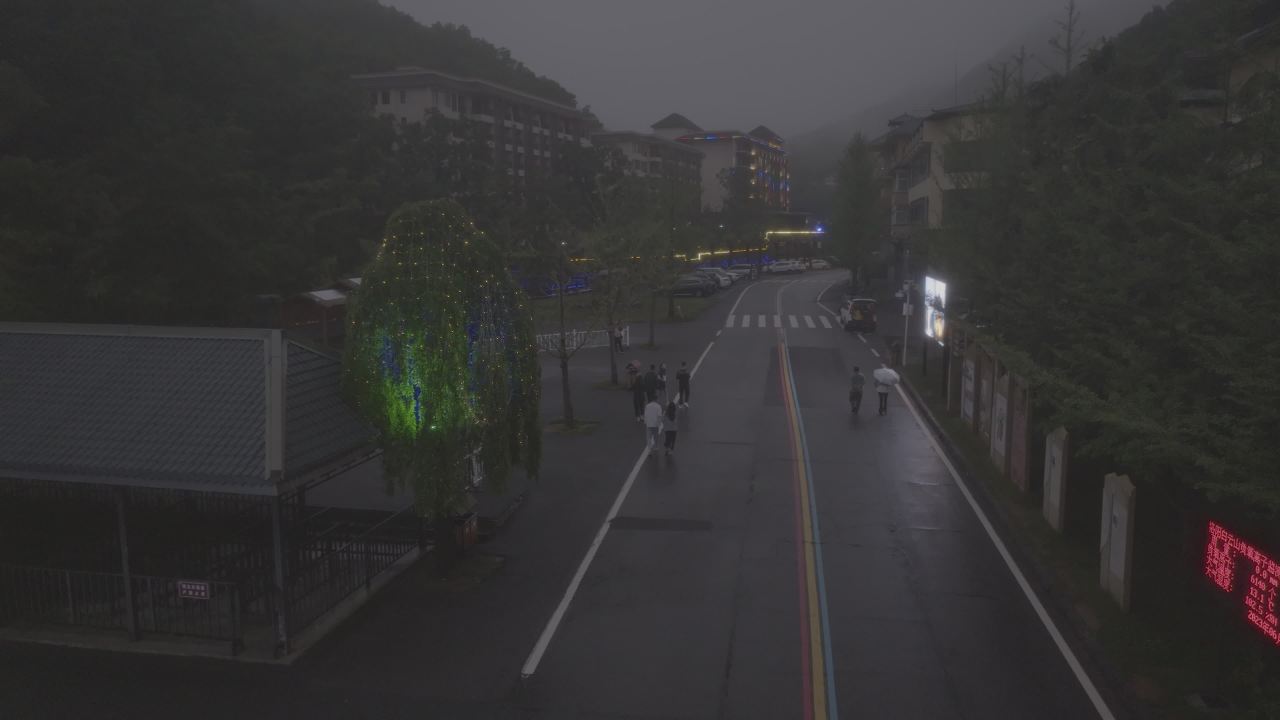 雨中城市的夜晚