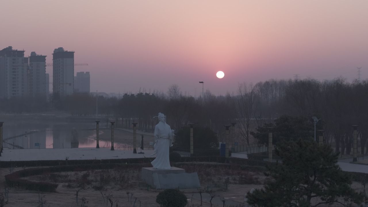 晨曦中的城市公园