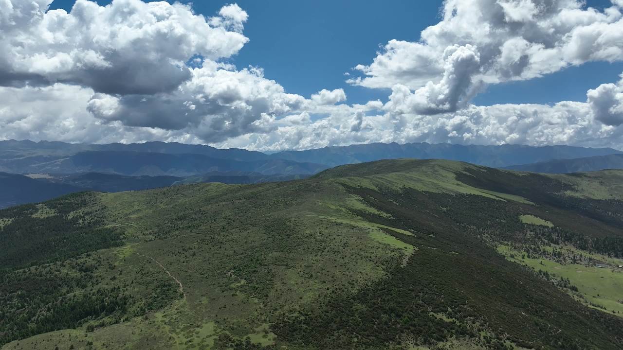 高山峡谷蓝天白云风景