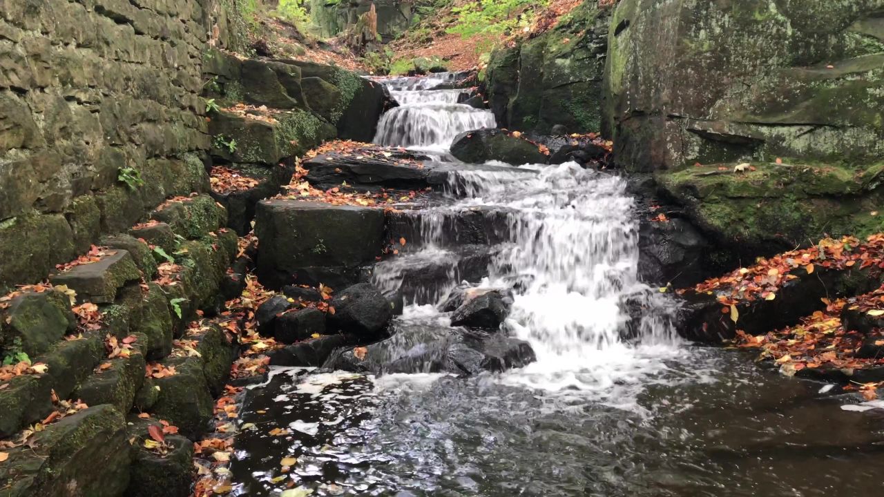 溪水自然石户外大瀑布