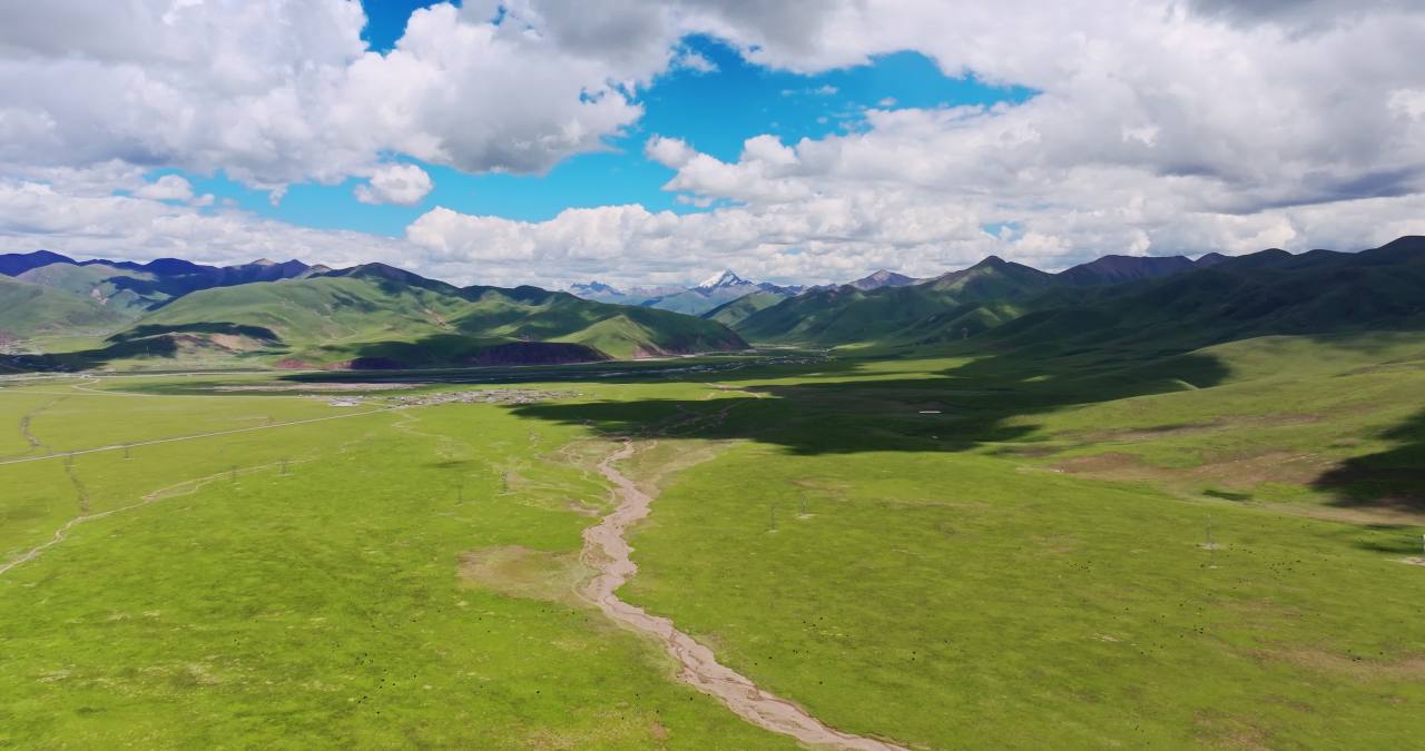 西藏那曲草原尽头的巍峨雪山航拍视频