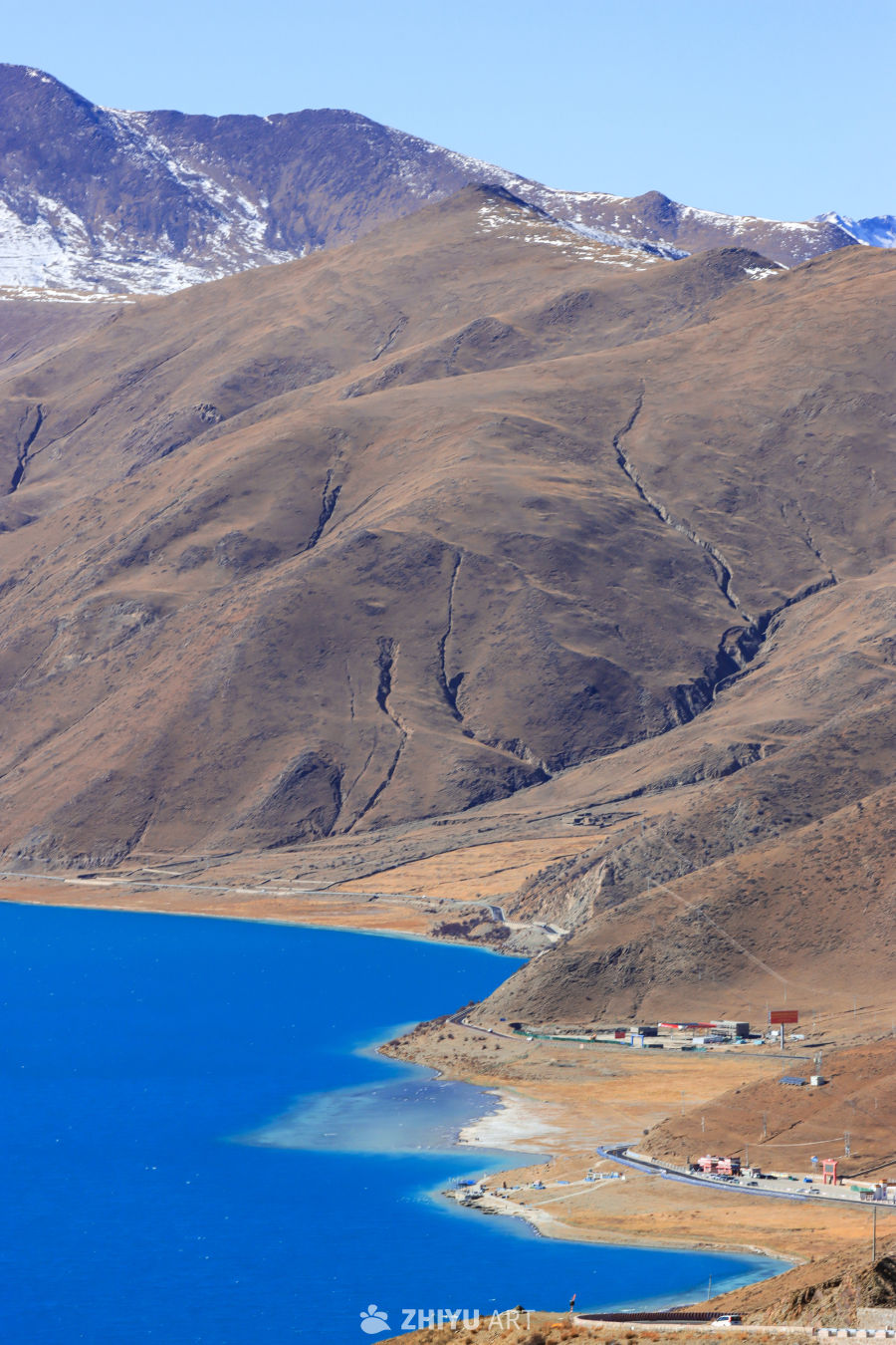 高原湖泊与雪山风光