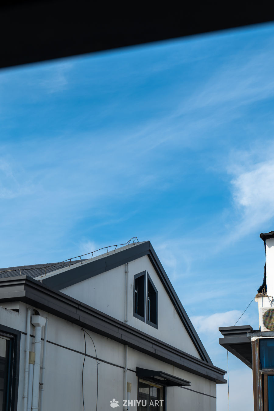 蓝天下的现代建筑屋顶