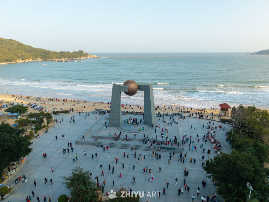 海滨广场人群熙攘