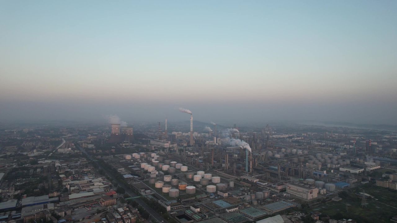 广东茂名石化工业生产工厂烟冲