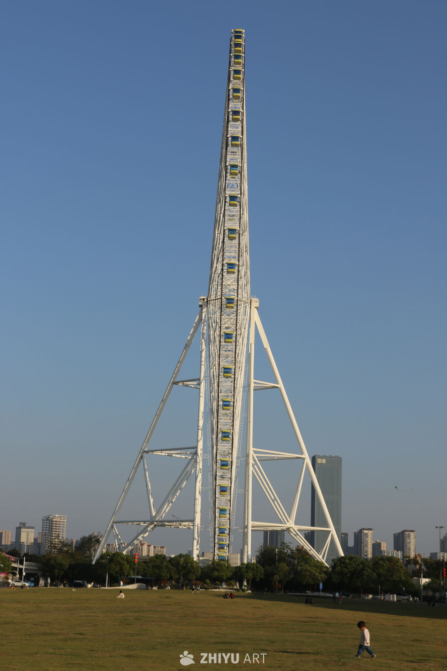 摩天轮下的城市风景